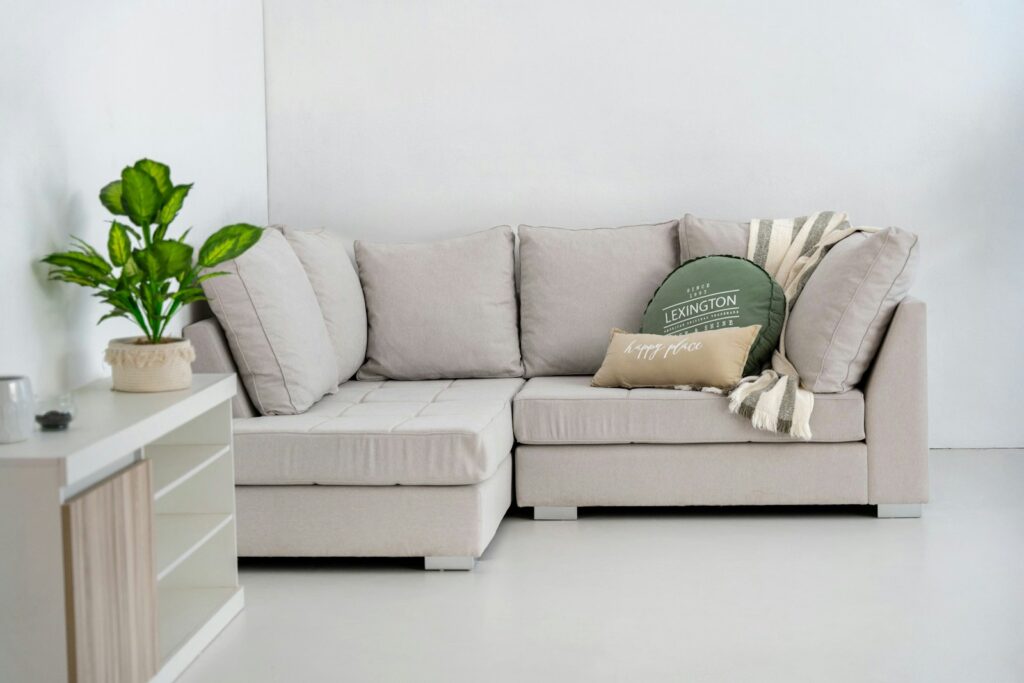 hiekan värinen sohva